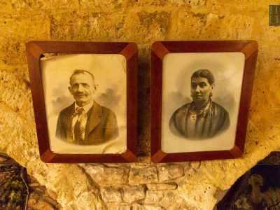 Sulla parete ci sono due fotografie in bianco e nero: ritraggono l�ultimo uomo e l�ultima donna ad aver abitato il luogo prima che fosse abbandonato